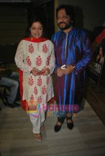 Roop Kumar Rathod, Sonali Rathod at the launch of Manesha Agarwal_s album Padaro Mhare Dess.. in Parel on 2ns May 2011 (10).JPG